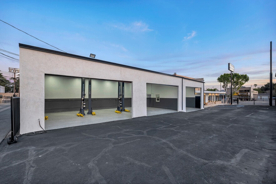 17733 Chatsworth St, Granada Hills, CA for lease - Building Photo - Image 1 of 28