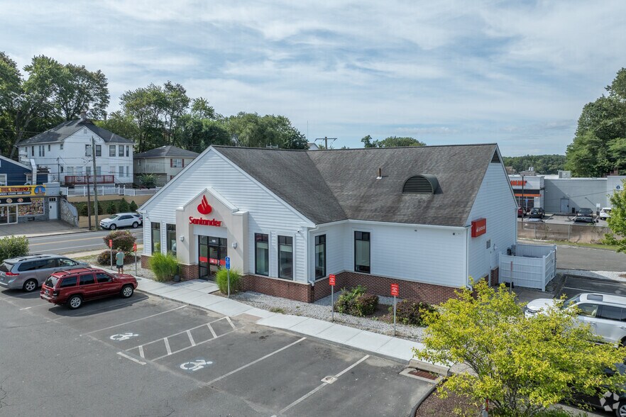 105 Meriden Rd, Waterbury, CT for sale - Primary Photo - Image 1 of 5