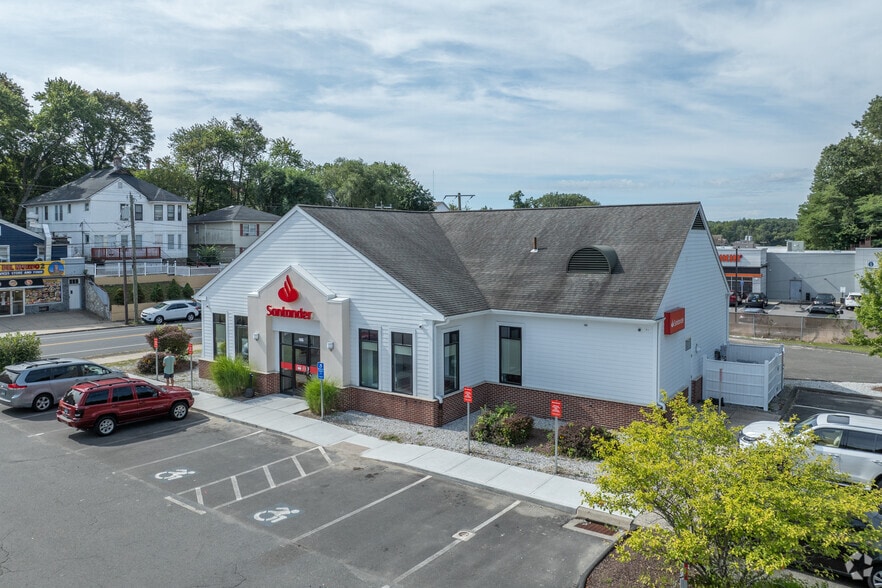 158 Manor Ave & 105 Meriden Rd portfolio of 3 properties for sale on LoopNet.ca - Primary Photo - Image 3 of 4