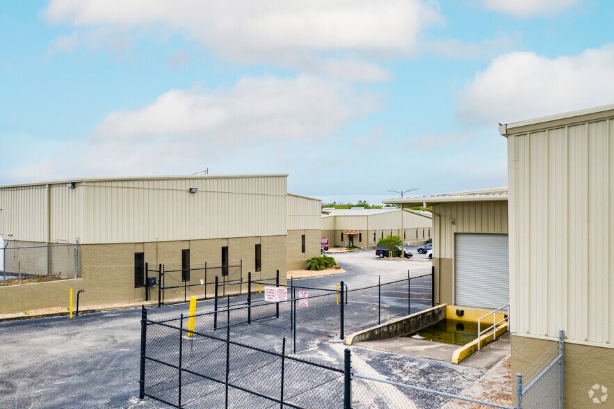 5146-5283 Le Tourneau Cir, Tampa, FL à louer - Photo du bâtiment - Image 3 de 10