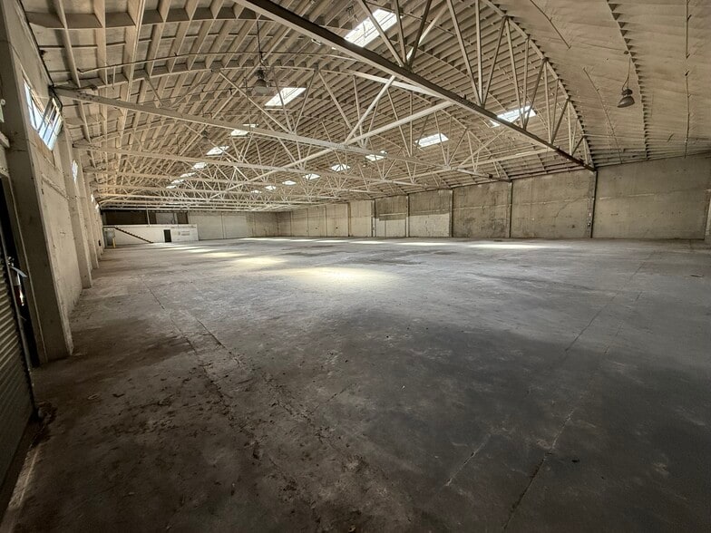 Huntwood warehouses portfolio of 2 properties for sale on LoopNet.ca - Building Photo - Image 3 of 4