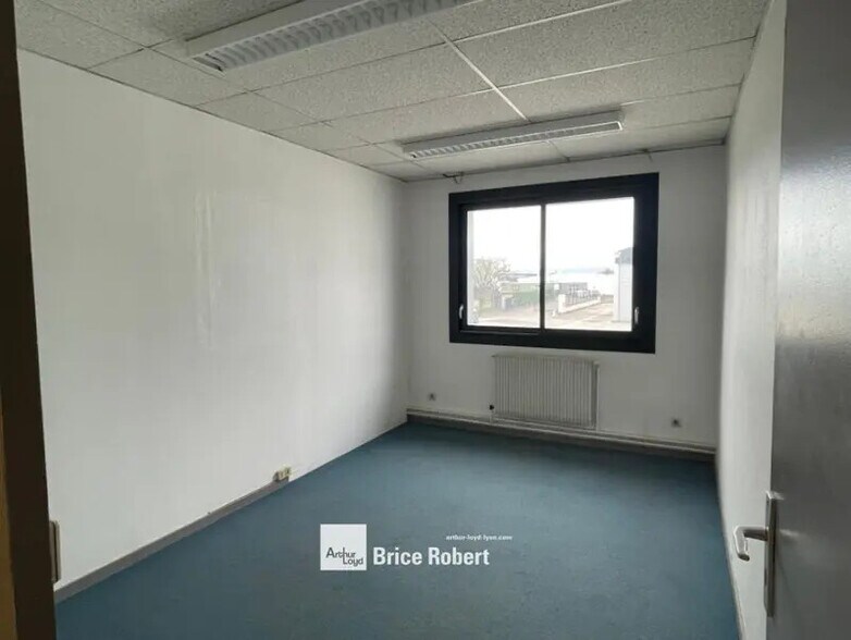 81 Avenue Du Progrès, Chassieu à louer - Photo du bâtiment - Image 3 de 10