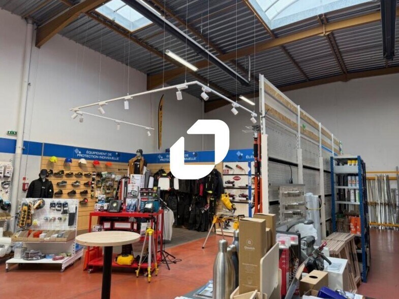 Flex in Lyon for lease - Building Photo - Image 2 of 13