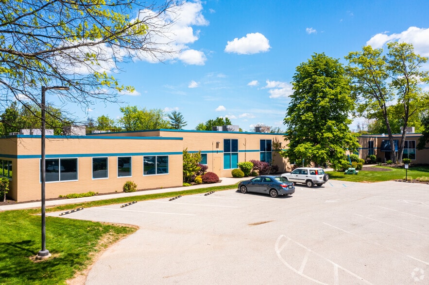 425 Commerce Dr, Fort Washington, PA for lease - Building Photo - Image 2 of 12