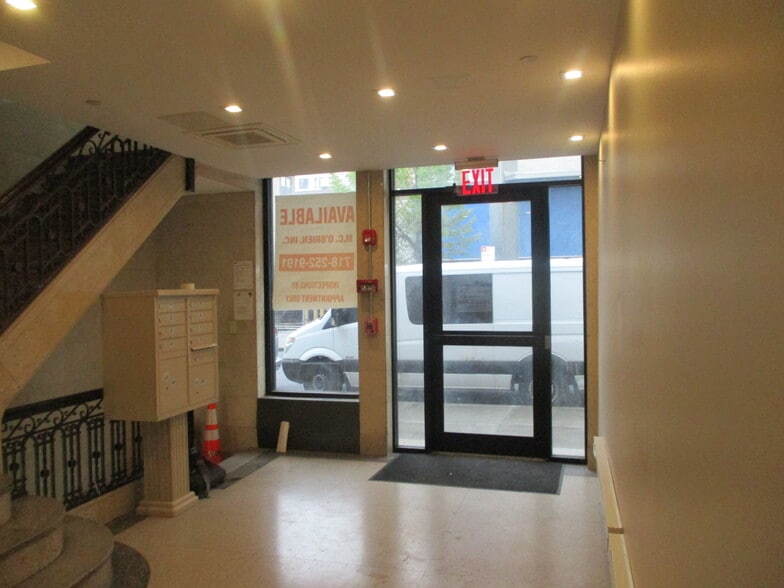 90-34 161st St, Jamaica, NY à louer - Hall d’entrée - Image 2 de 20