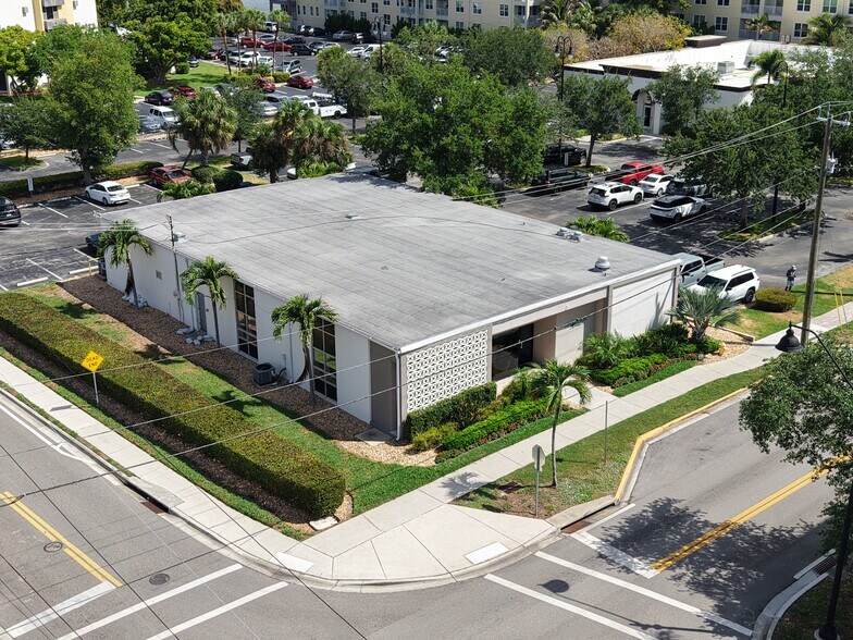 2286 W 1st St, Fort Myers, FL à louer - Photo du bâtiment - Image 3 de 12