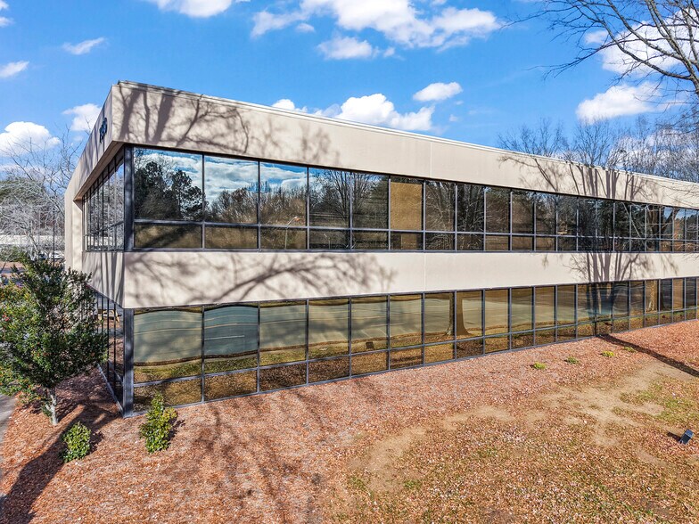 7990 North Point Blvd, Winston-Salem, NC à louer - Photo du bâtiment - Image 2 de 4