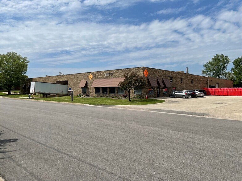 2500 Production Dr, St Charles, IL à louer - Photo du bâtiment - Image 2 de 14