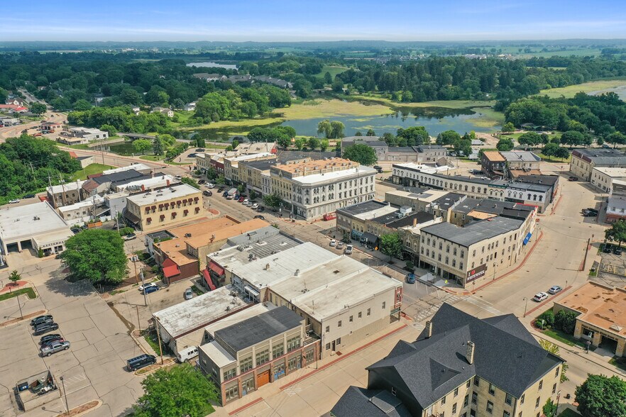 109 N 2nd St, Whitewater, WI à louer - Photo du bâtiment - Image 3 de 34