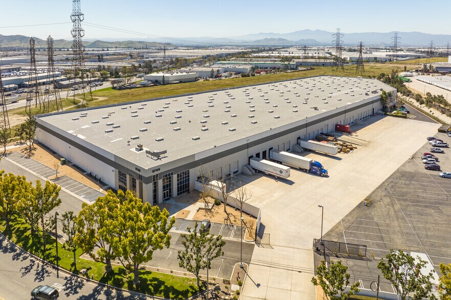 5700 E Airport Dr, Ontario, CA for lease - Building Photo - Image 2 of 9