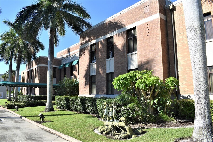 2145 14th Ave, Vero Beach, FL à louer - Photo du bâtiment - Image 1 de 8