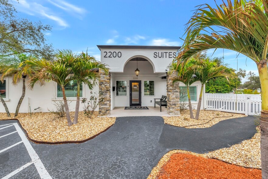 2200 49th St N, Saint Petersburg, FL for sale - Primary Photo - Image 1 of 28