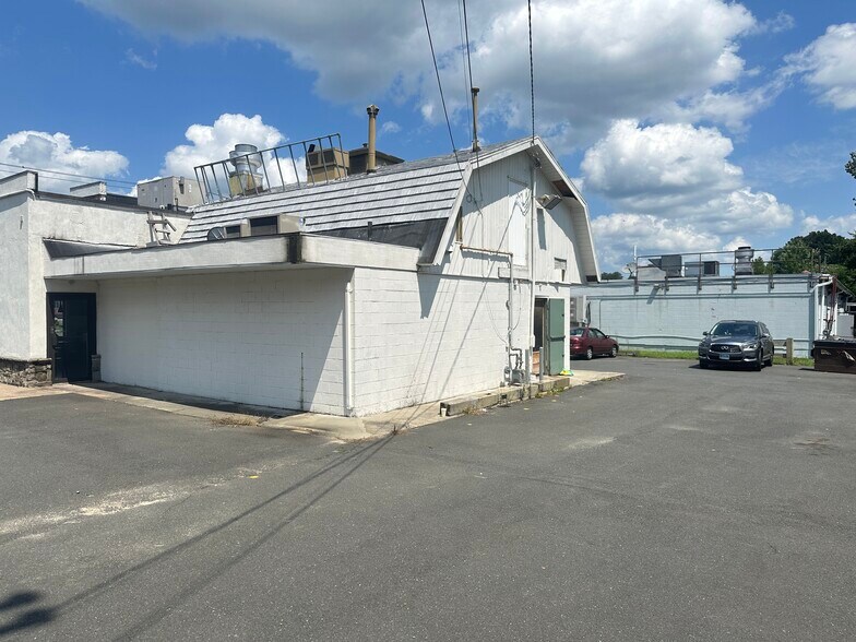 838 Farmington Ave, Bristol, CT à vendre - Photo du bâtiment - Image 2 de 4