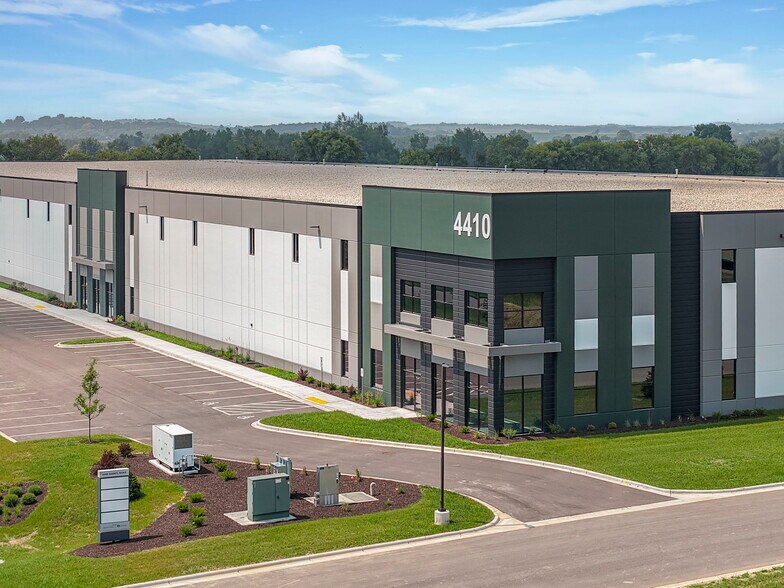 4410 Daentl Rd, Deforest, WI à louer - Photo du bâtiment - Image 1 de 11