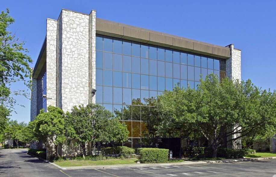 7410 Blanco Rd, San Antonio, TX à louer - Photo du bâtiment - Image 3 de 5