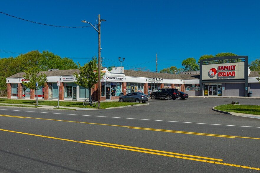 1707-1735 Montauk Hwy, Bellport Village, NY à louer - Photo du bâtiment - Image 2 de 6
