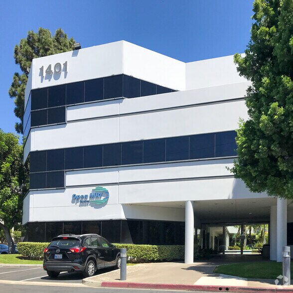 1401 N Tustin Ave, Santa Ana, CA à louer - Photo du bâtiment - Image 3 de 10