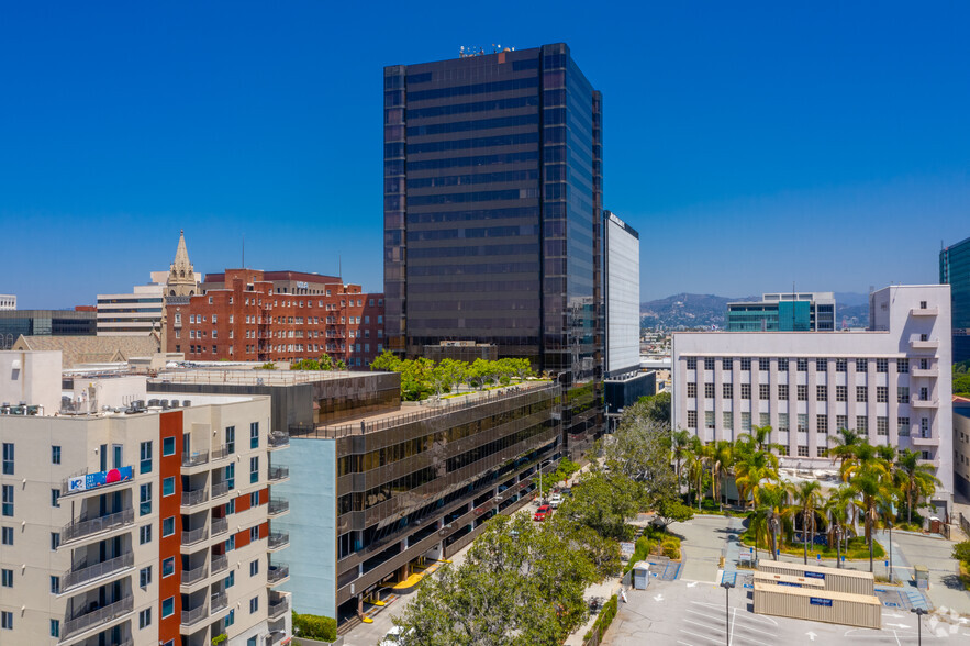 3250 Wilshire Blvd, Los Angeles, CA à louer - Photo du bâtiment - Image 2 de 24