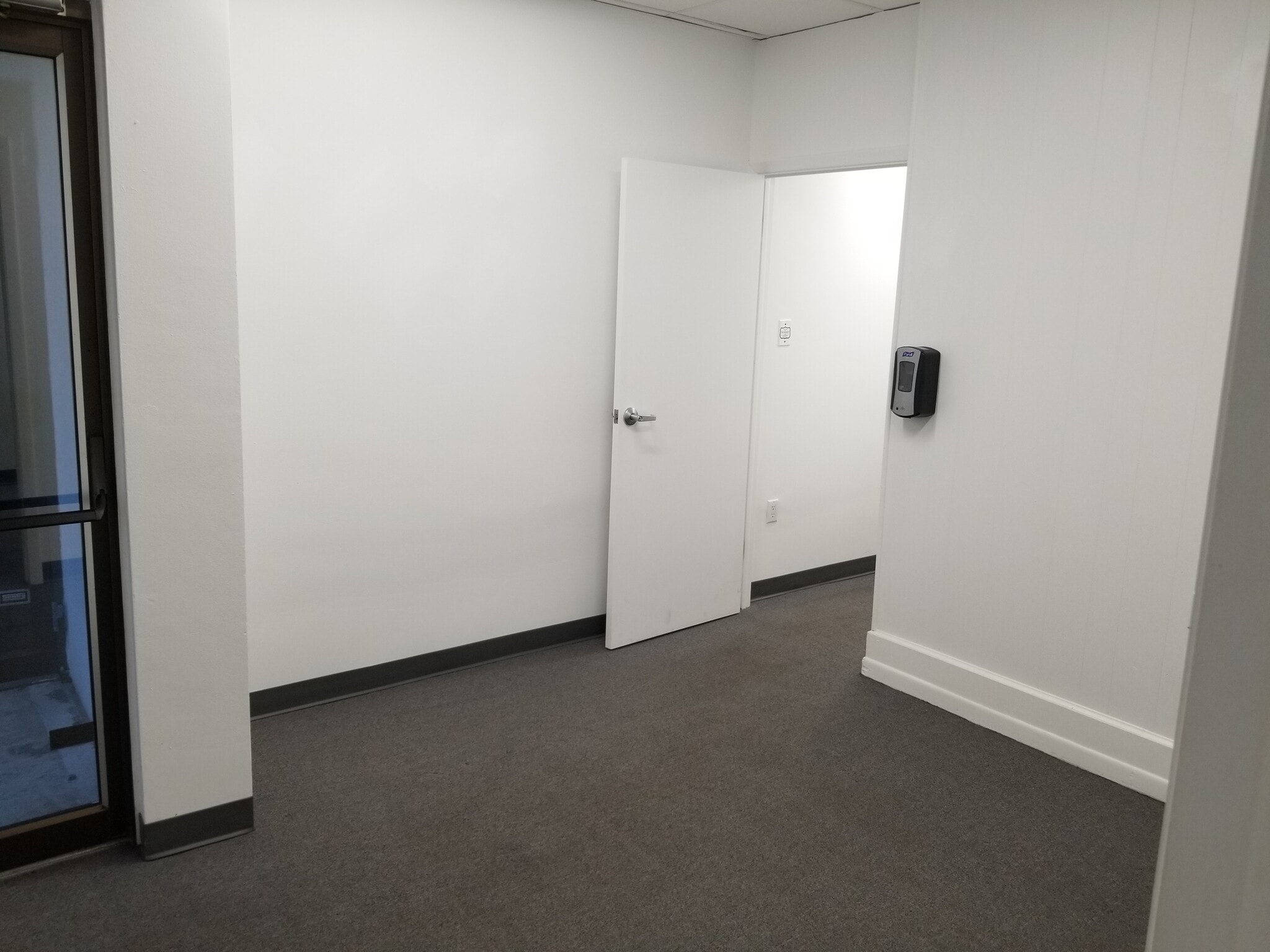 2433 Gulf To Bay Blvd, Clearwater, FL for lease Interior Photo- Image 1 of 6