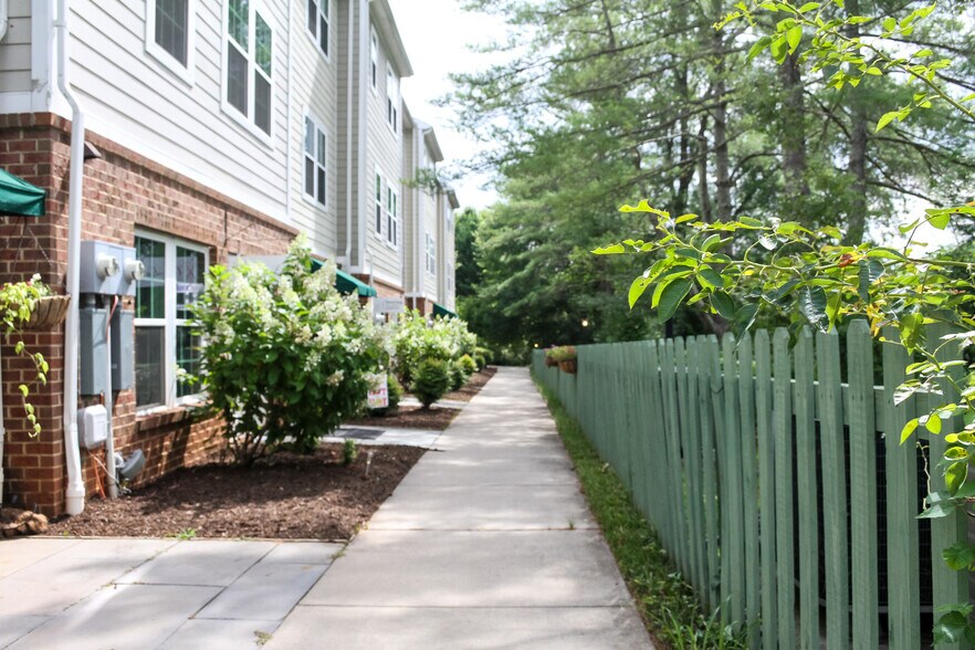 580 Radford Ln, Crozet, VA à louer - Photo du bâtiment - Image 2 de 8