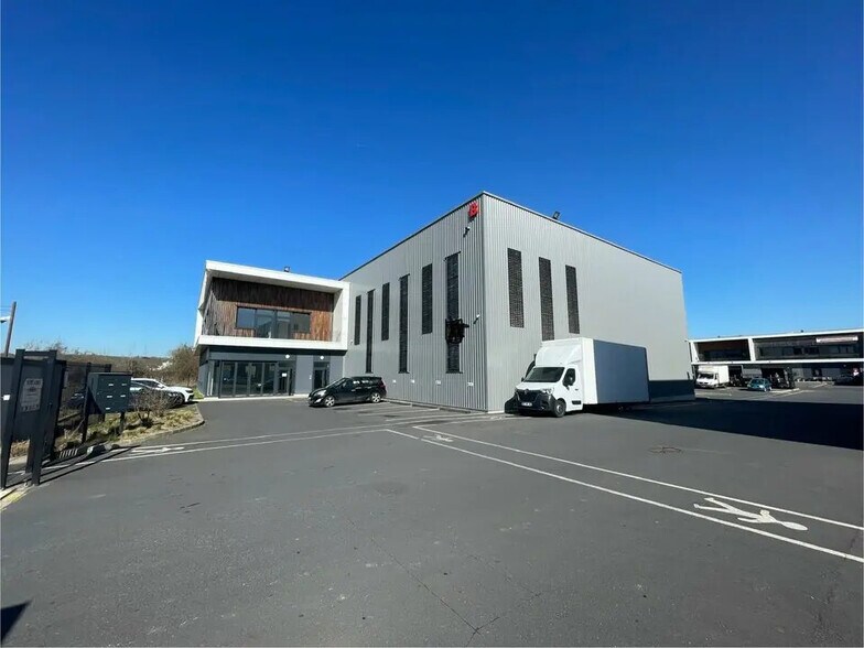 Flex in Persan for sale - Building Photo - Image 1 of 7