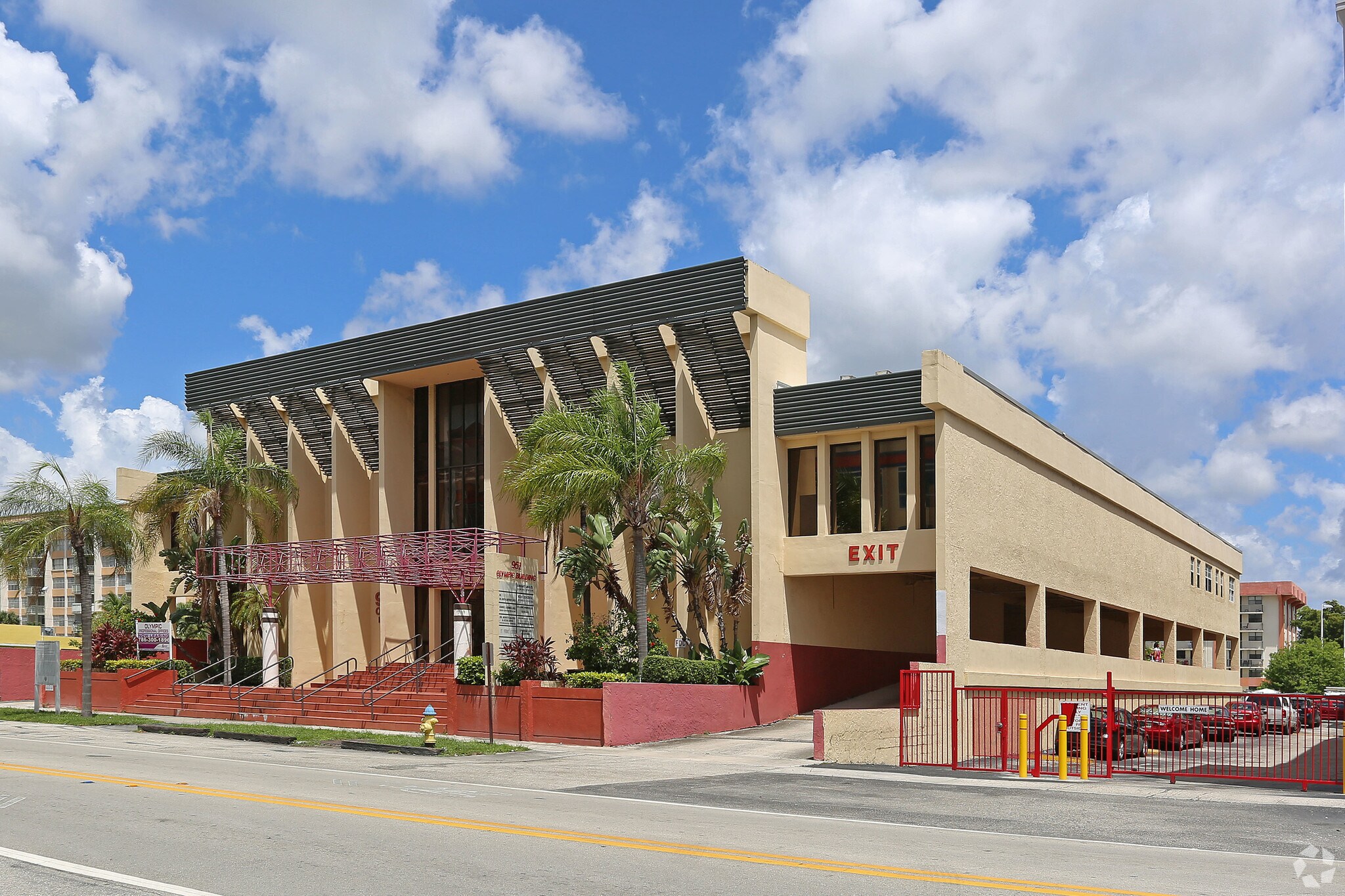 951 NE 167th St, Miami, FL à vendre Photo du bâtiment- Image 1 de 14