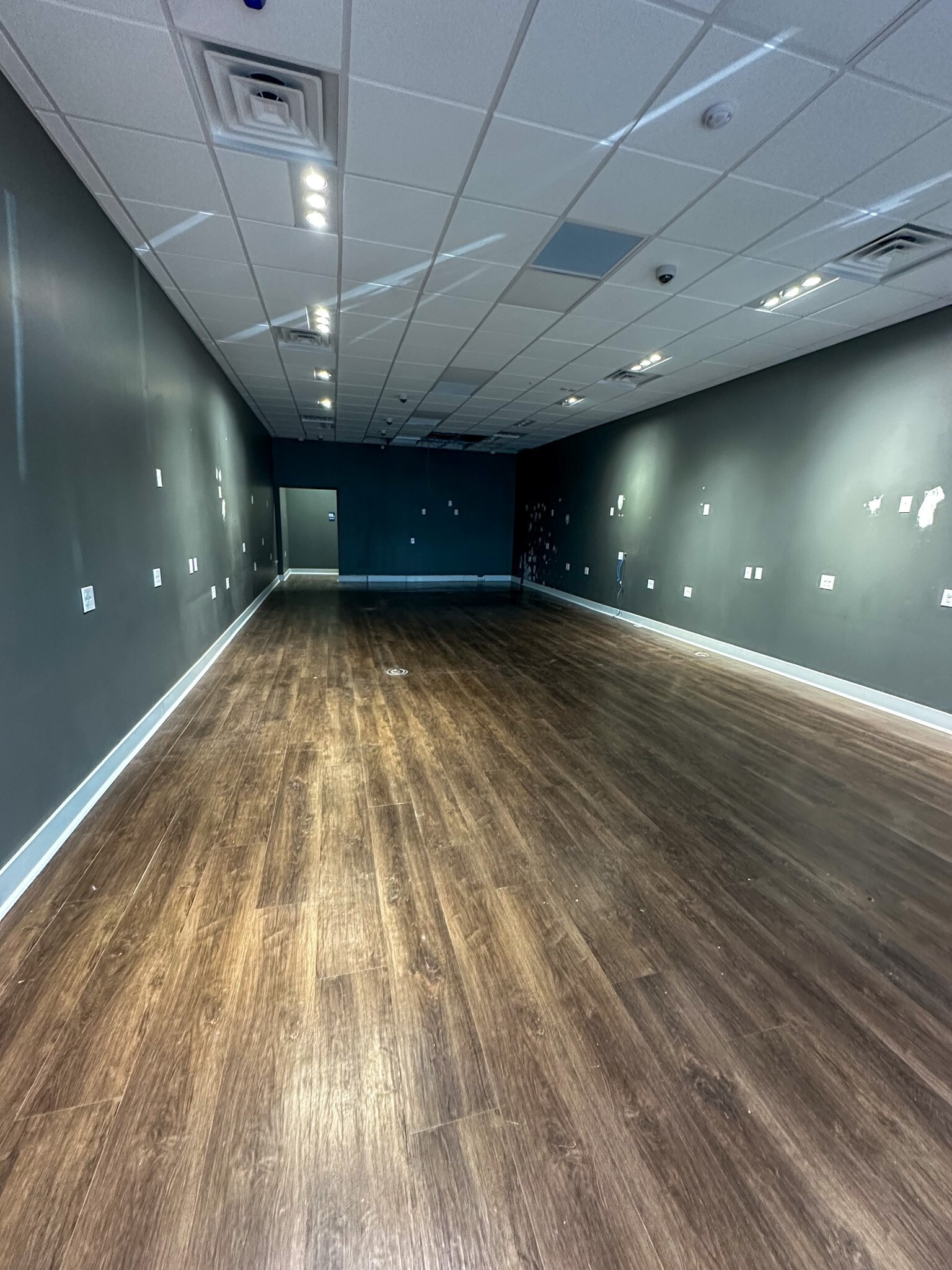 8013-8045 S 83rd Ave, La Vista, NE for lease Interior Photo- Image 1 of 1