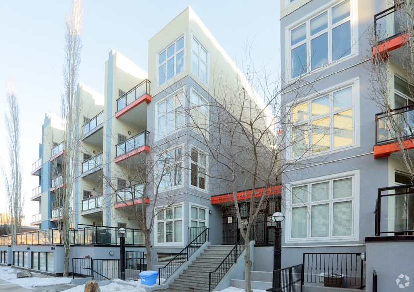 10139-10155 112 St NW, Edmonton, AB for sale - Primary Photo - Image 1 of 3