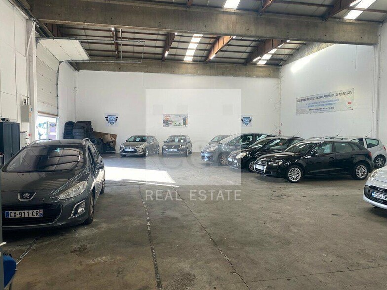 Flex in Saint-Priest for lease - Interior Photo - Image 2 of 6