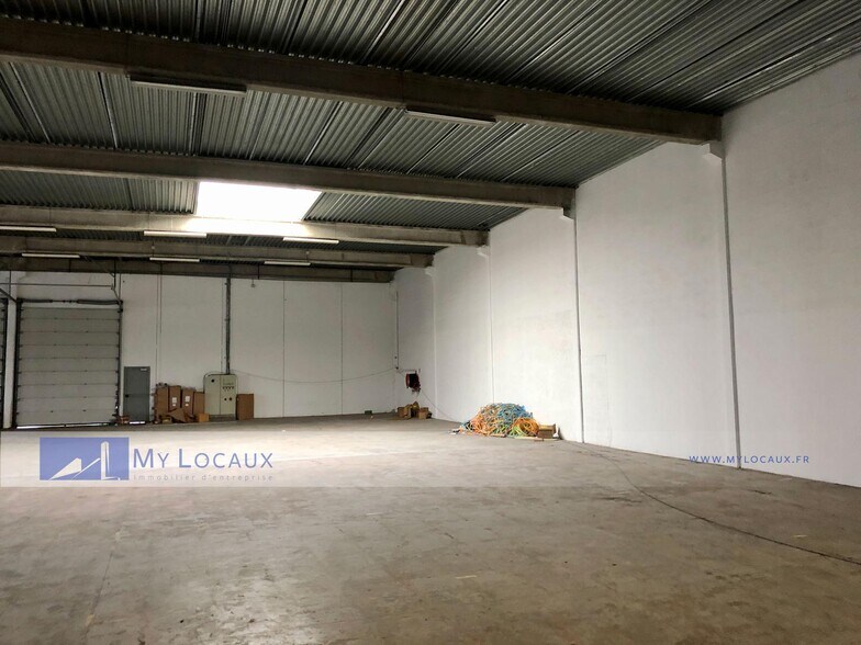 Flex in Éragny for lease - Interior Photo - Image 3 of 6