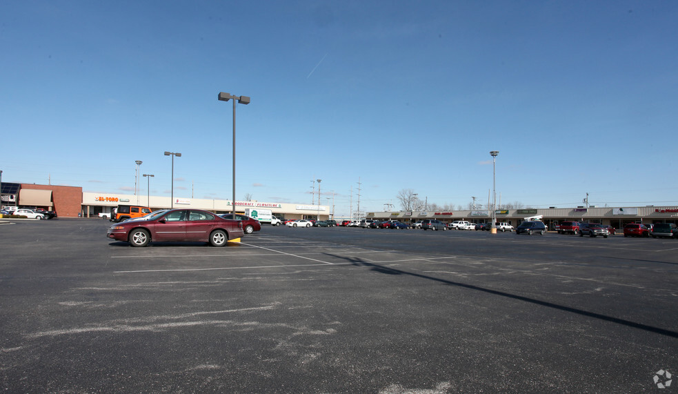 1000-1044 E Main St, Brownsburg, IN for lease - Building Photo - Image 2 of 6