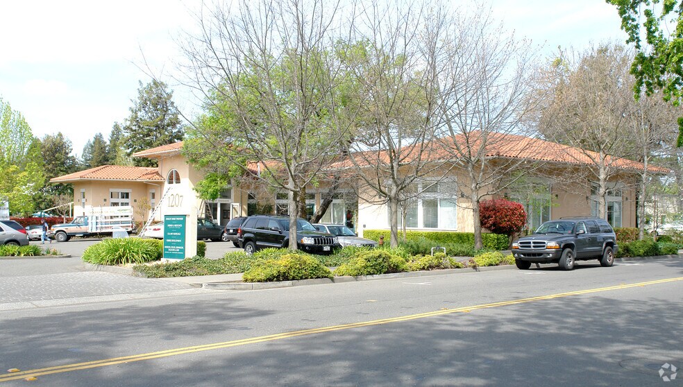 1207 Vine St, Healdsburg, CA à louer - Photo du bâtiment - Image 3 de 5