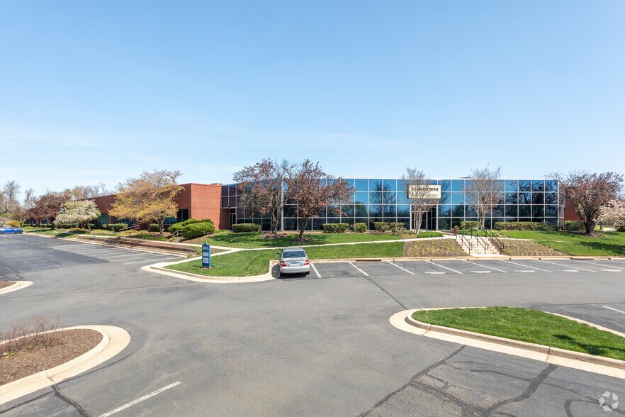 22560 Glenn Dr, Sterling, VA à louer - Photo du bâtiment - Image 1 de 16