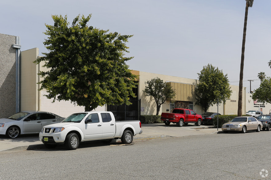 14921-14925 Calvert St, Van Nuys, CA for lease - Primary Photo - Image 1 of 3