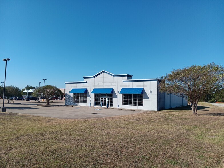 9230 N Highway 6, Navasota, TX à vendre - Photo du bâtiment - Image 1 de 38