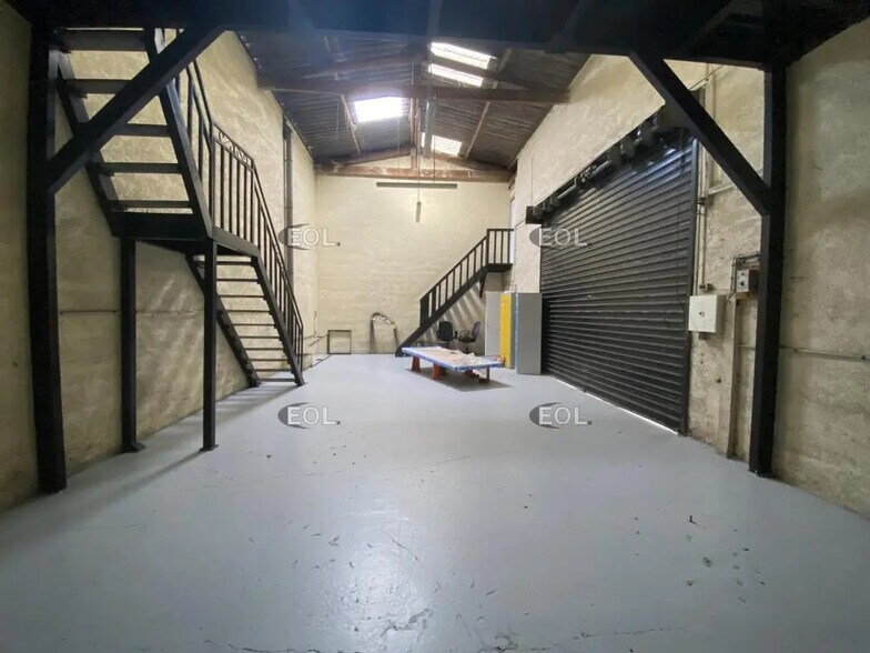 Flex in Combs-la-Ville for lease - Interior Photo - Image 2 of 5