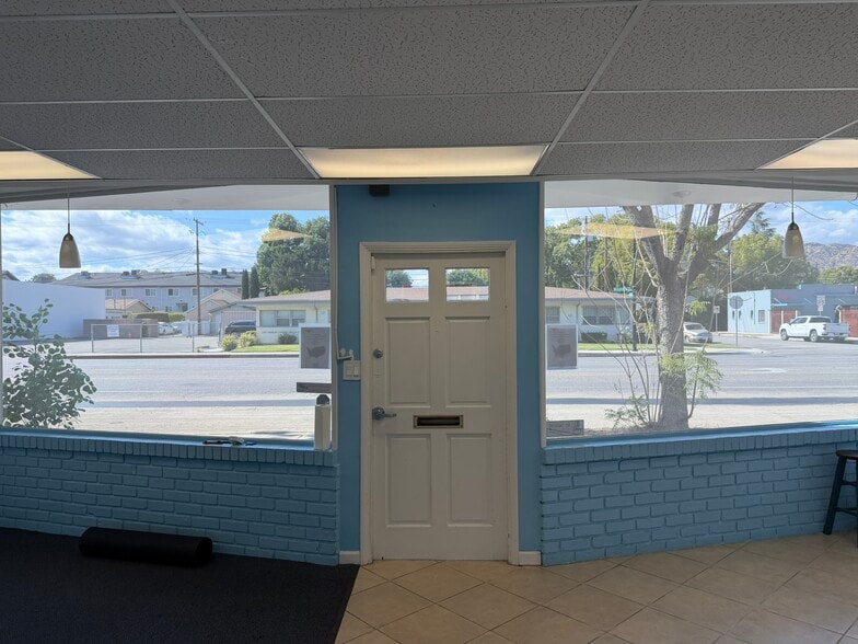 1104 W Magnolia Blvd, Burbank, CA à vendre - Photo du bâtiment - Image 2 de 14