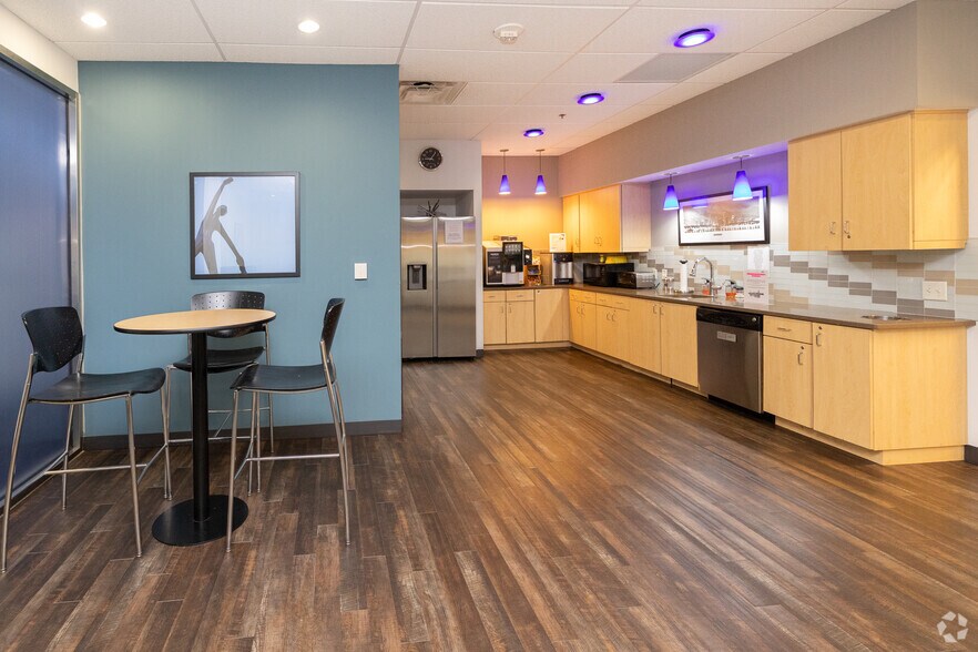 841 Prudential Dr, Jacksonville, FL à louer - Photo du bâtiment - Image 2 de 35