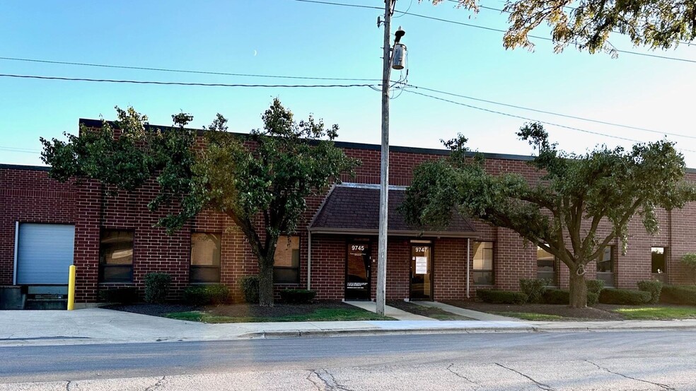 9742 W Foster Ave, Rosemont, IL for lease - Primary Photo - Image 1 of 16