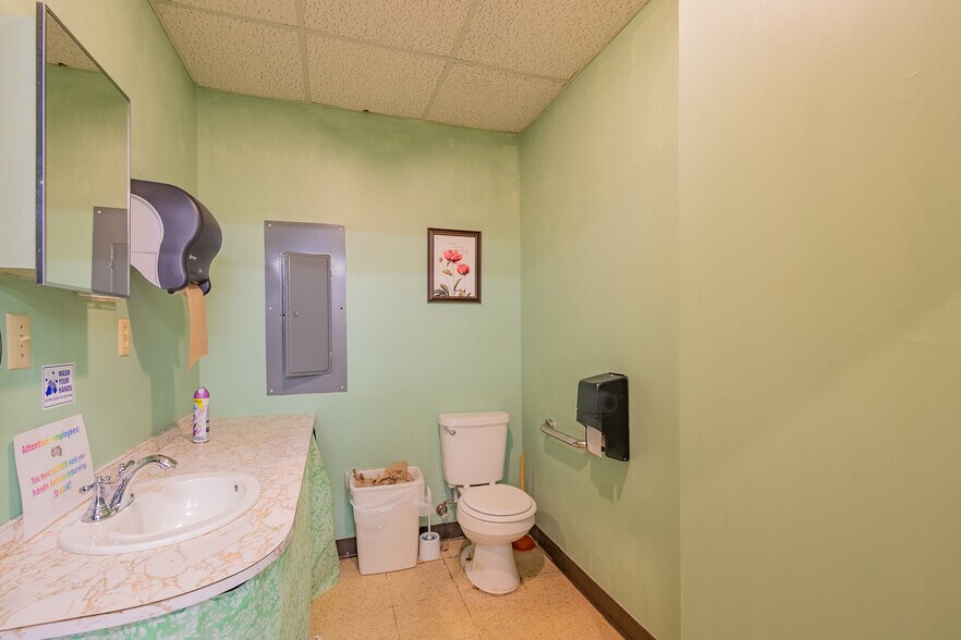 221 Kennedy Memorial Dr, Hoyt Lakes, MN à vendre - Photo intérieure - Image 2 de 22