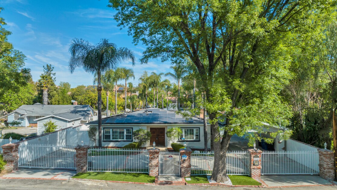 22209 Dolorosa St, Woodland Hills, CA à vendre Photo du bâtiment- Image 1 de 1