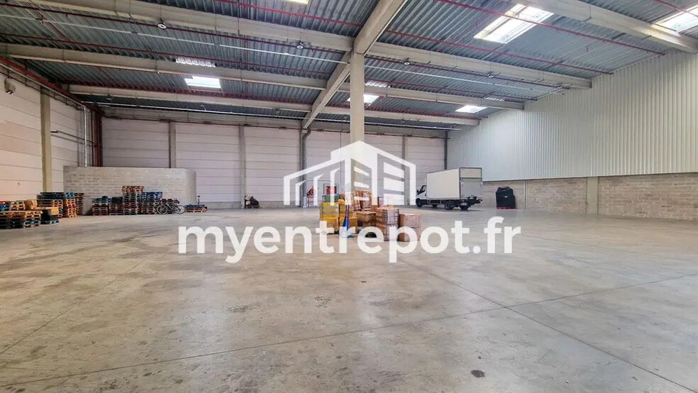 Flex in Marseille for lease - Interior Photo - Image 2 of 5