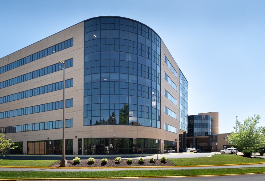 1850 Town Center Dr, Reston, VA for lease - Building Photo - Image 2 of 5