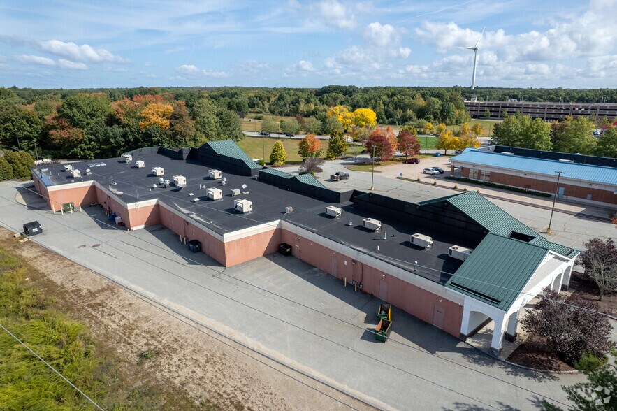 1051 Ten Rod Rd, North Kingstown, RI à louer - Photo du bâtiment - Image 3 de 13