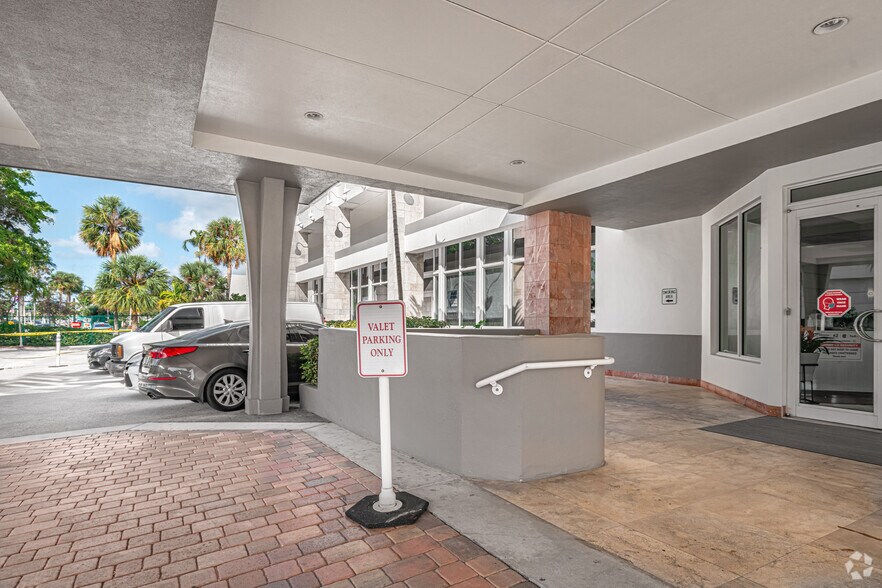 2455 E Sunrise Blvd, Fort Lauderdale, FL à louer - Photo du bâtiment - Image 3 de 6