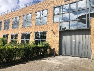 Plus de détails pour 39 Avenue Des 3 Peuples, Montigny-le-Bretonneux - Bureau, Local d'activités à louer