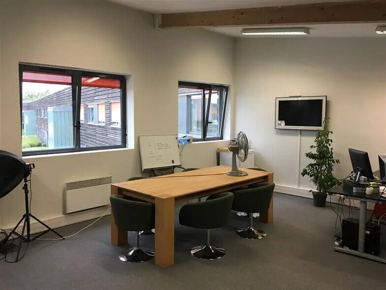 Office in Bois-d'Arcy for lease - Building Photo - Image 3 of 5