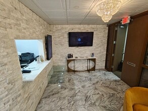 3201 N Federal Hwy, Oakland Park, FL for lease Interior Photo- Image 2 of 10