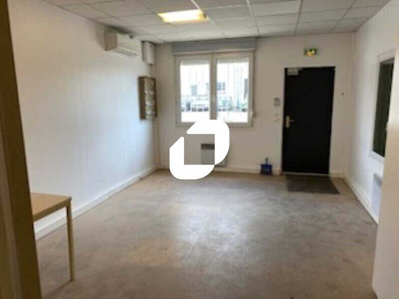 Flex in Morainvilliers for lease - Interior Photo - Image 1 of 1