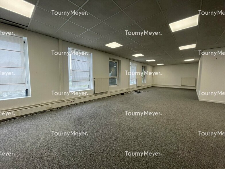 Office in Saint-Jacques-de-la-Lande for lease - Building Photo - Image 2 of 4